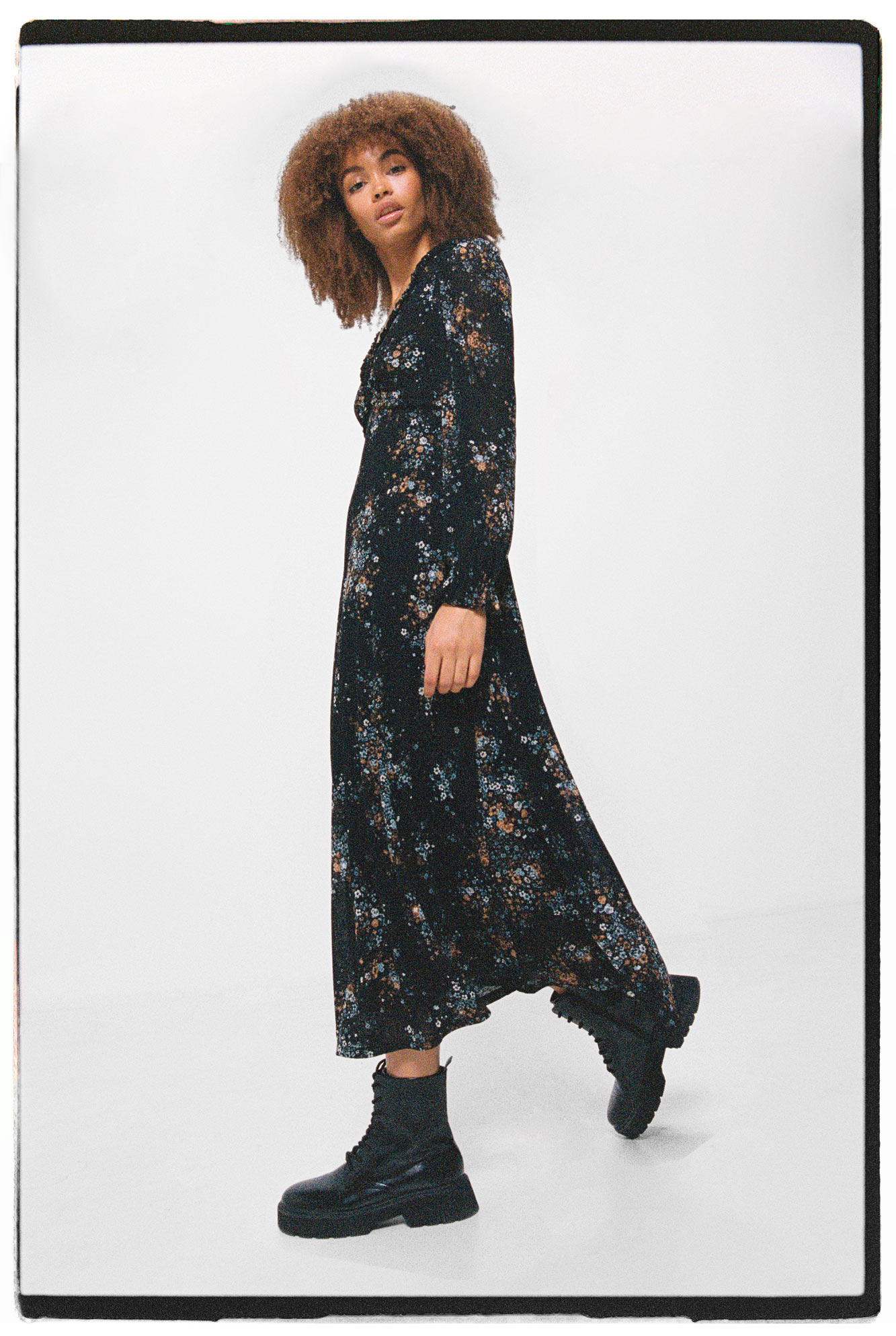 Vestido midi com estampa desfocada