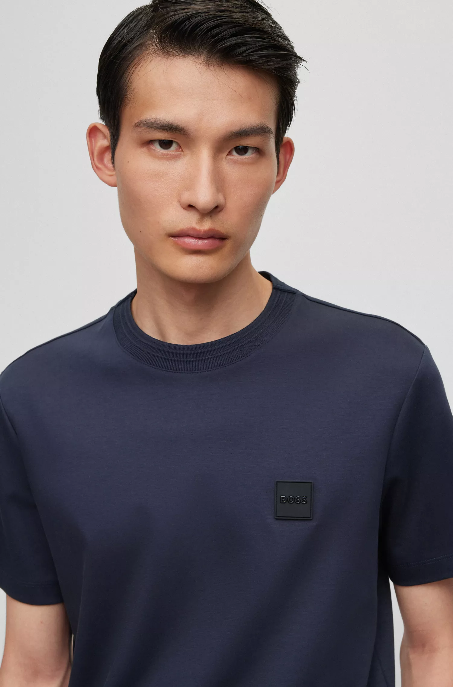 Camiseta BOSS preta de algodão, corte regular, com etiqueta com o logotipo.