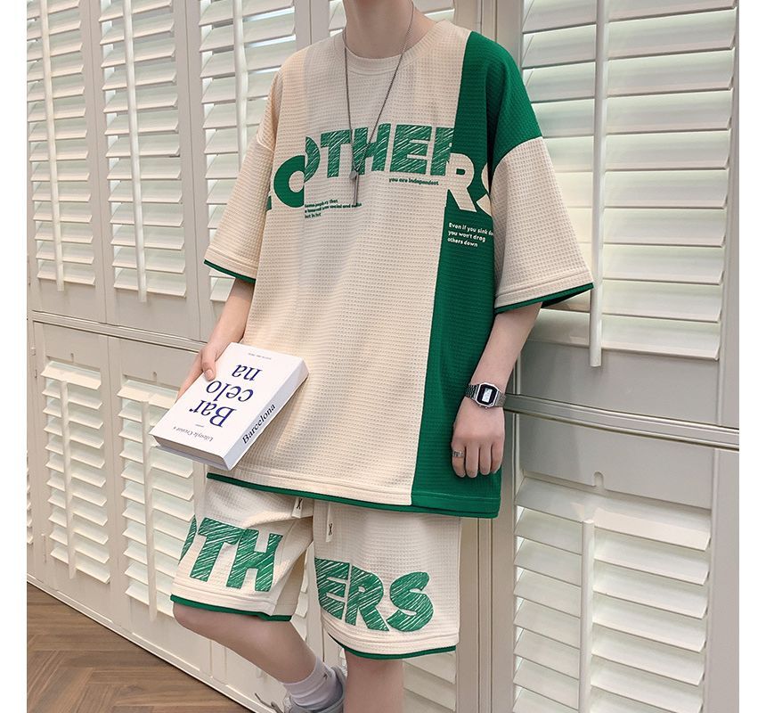 Andrei - Set: Oversized T-shirt met ronde hals, elleboogmouwen en tekstprint + shorts met gemiddelde taille