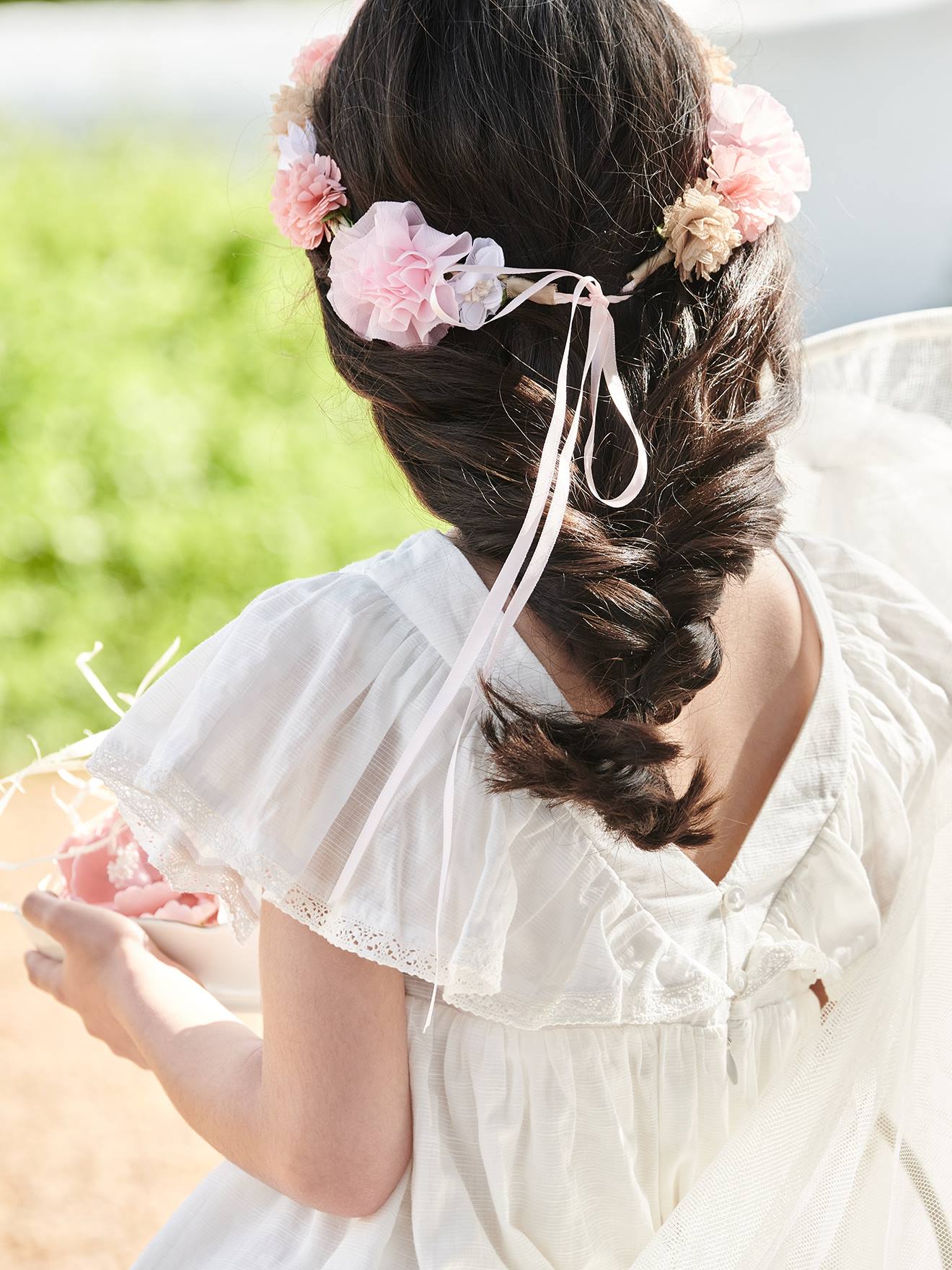 Vestido de festa off-white com detalhes em bordado inglês para menina