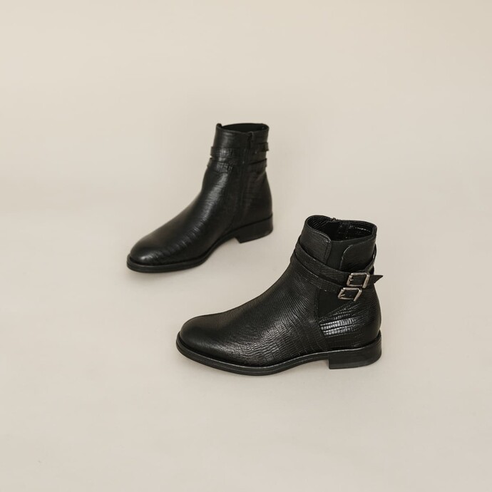 Bottines à boucles fines  en reptile noir