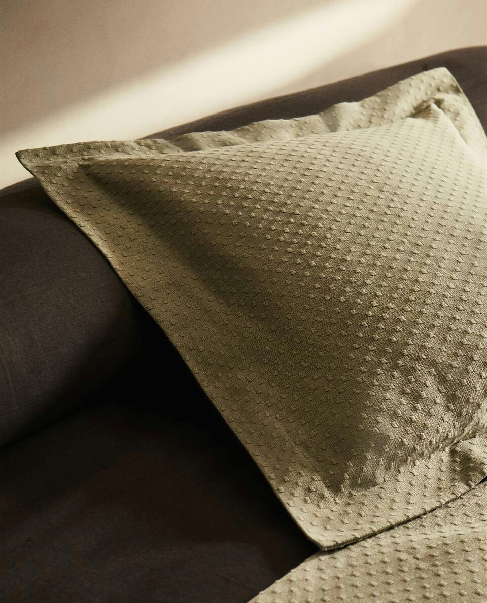 CAPA DE ALMOFADA COM ESTAMPA DE BOLINHAS