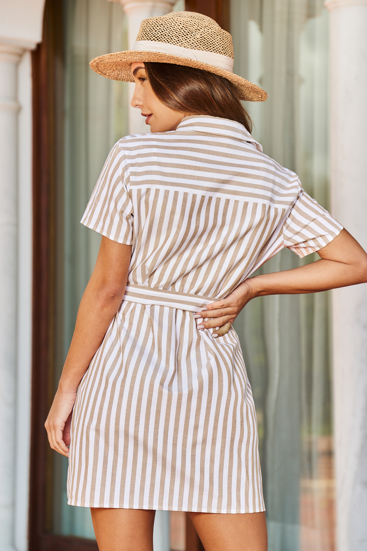 Robe chemise mini à boutons sur le devant à rayures kaki