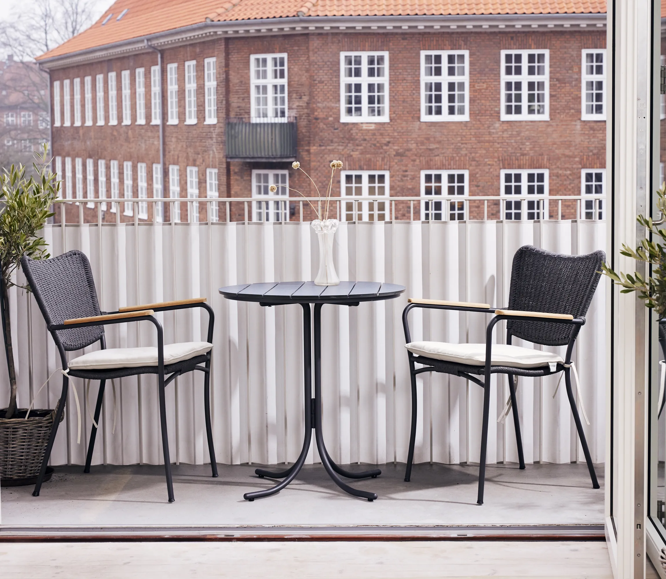Mandalay Pure Cafésæt - 1 bord og 2 stole