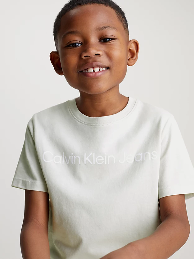 Camiseta infantil com logotipo