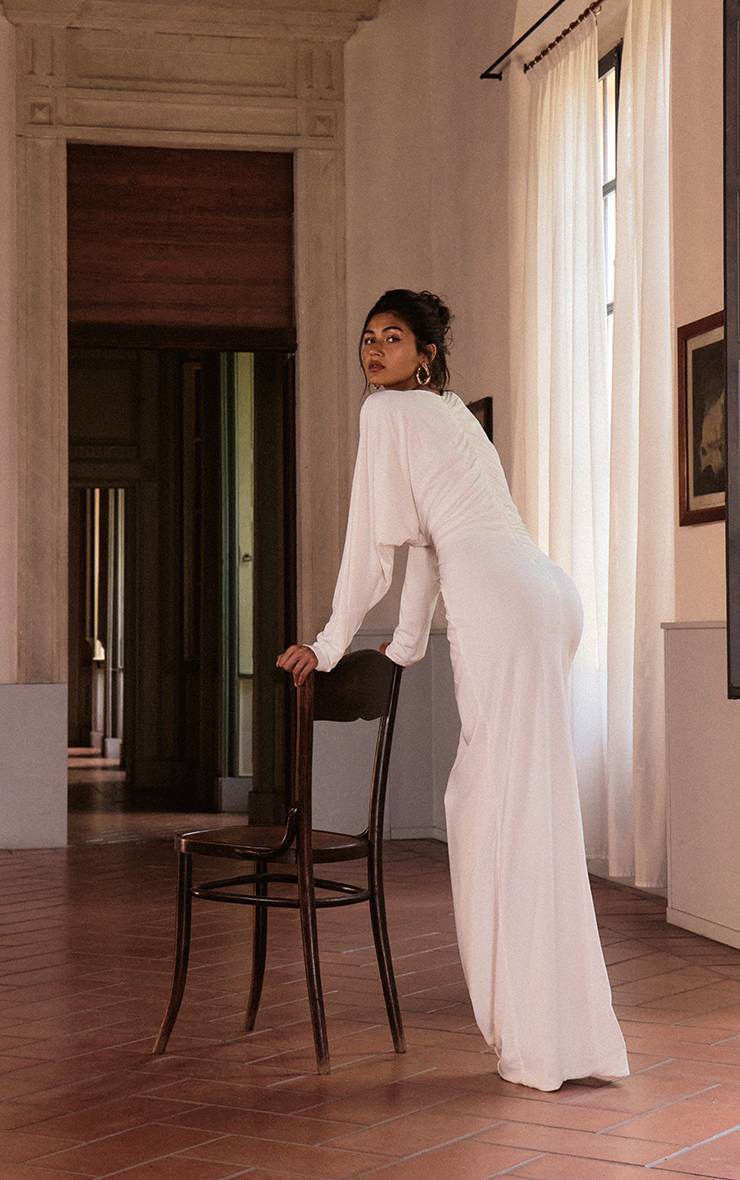 Blanc Robe Maxi Moulante À Manches Chauve-souris Col Plongeant Froncée En Tissu Slinky Plt Label