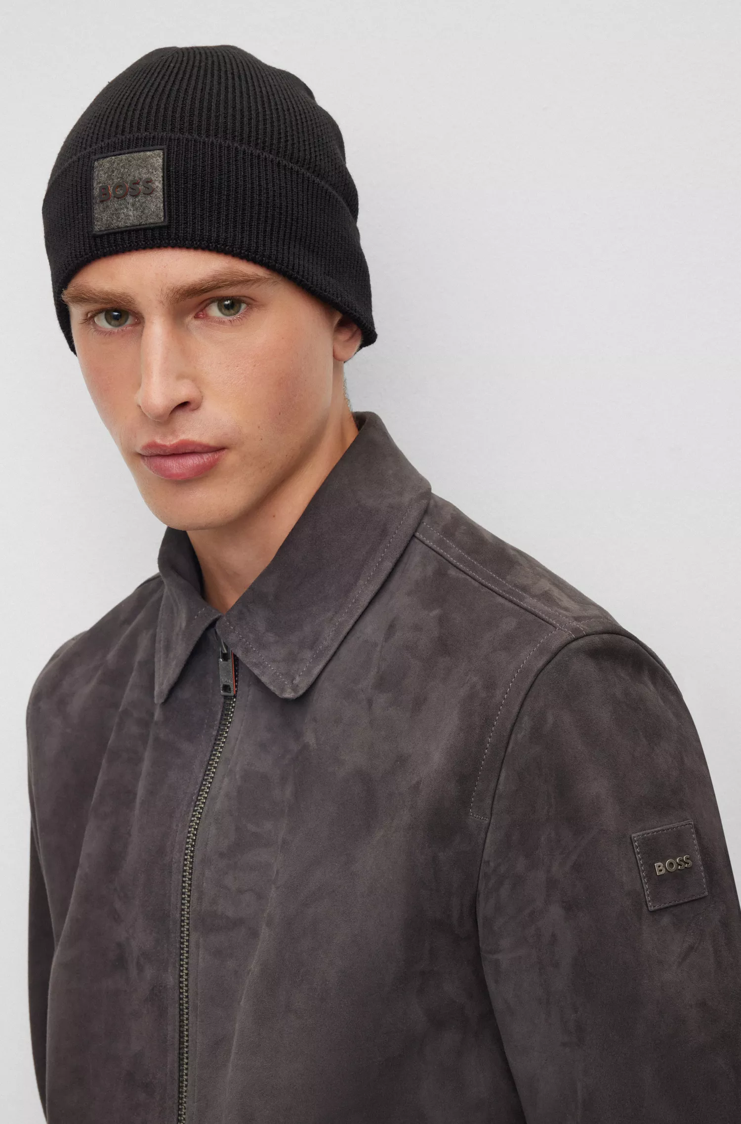 Gorro laranja BOSS com etiqueta de feltro com o logotipo.