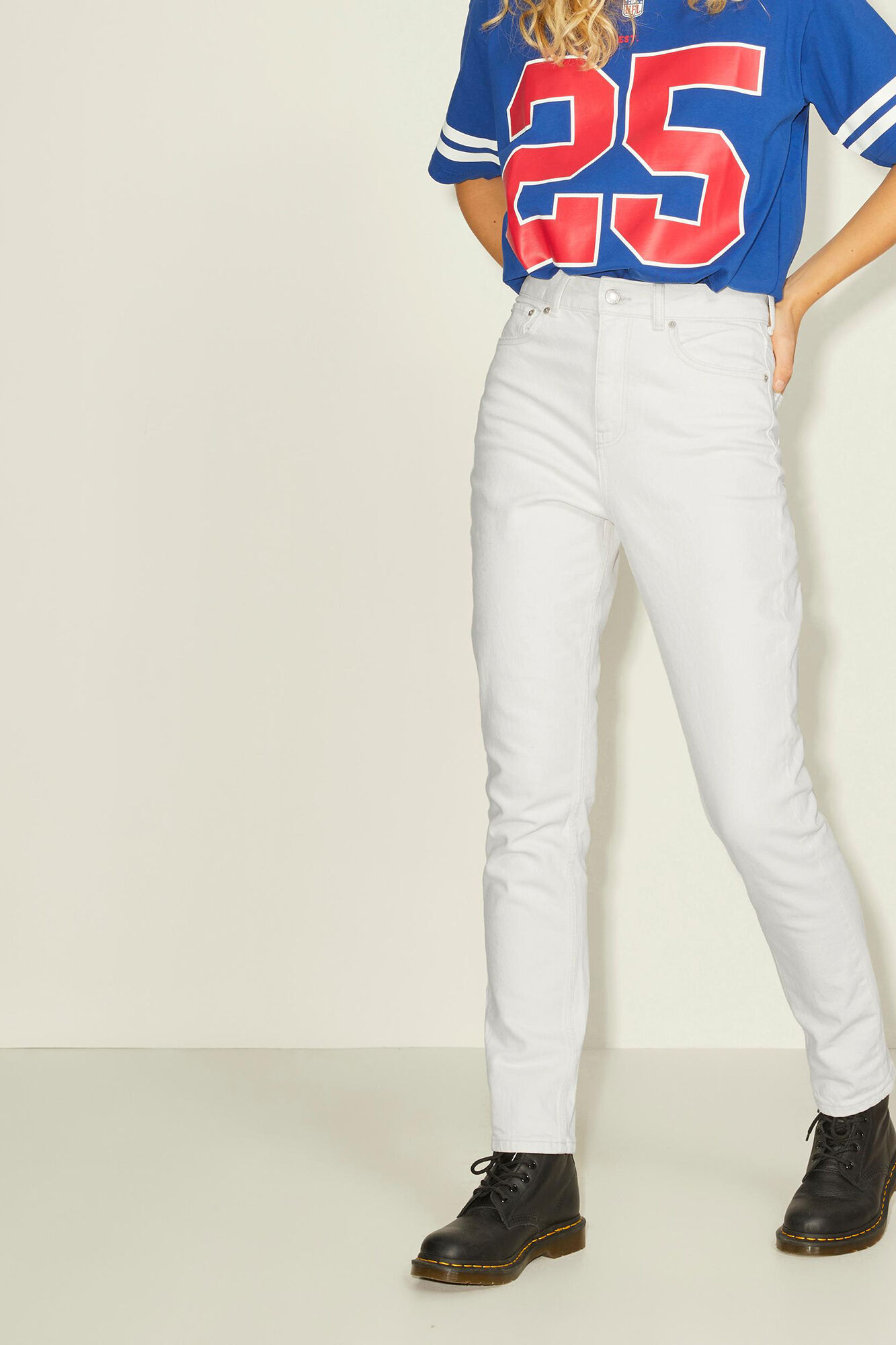 calça jeans branca justa