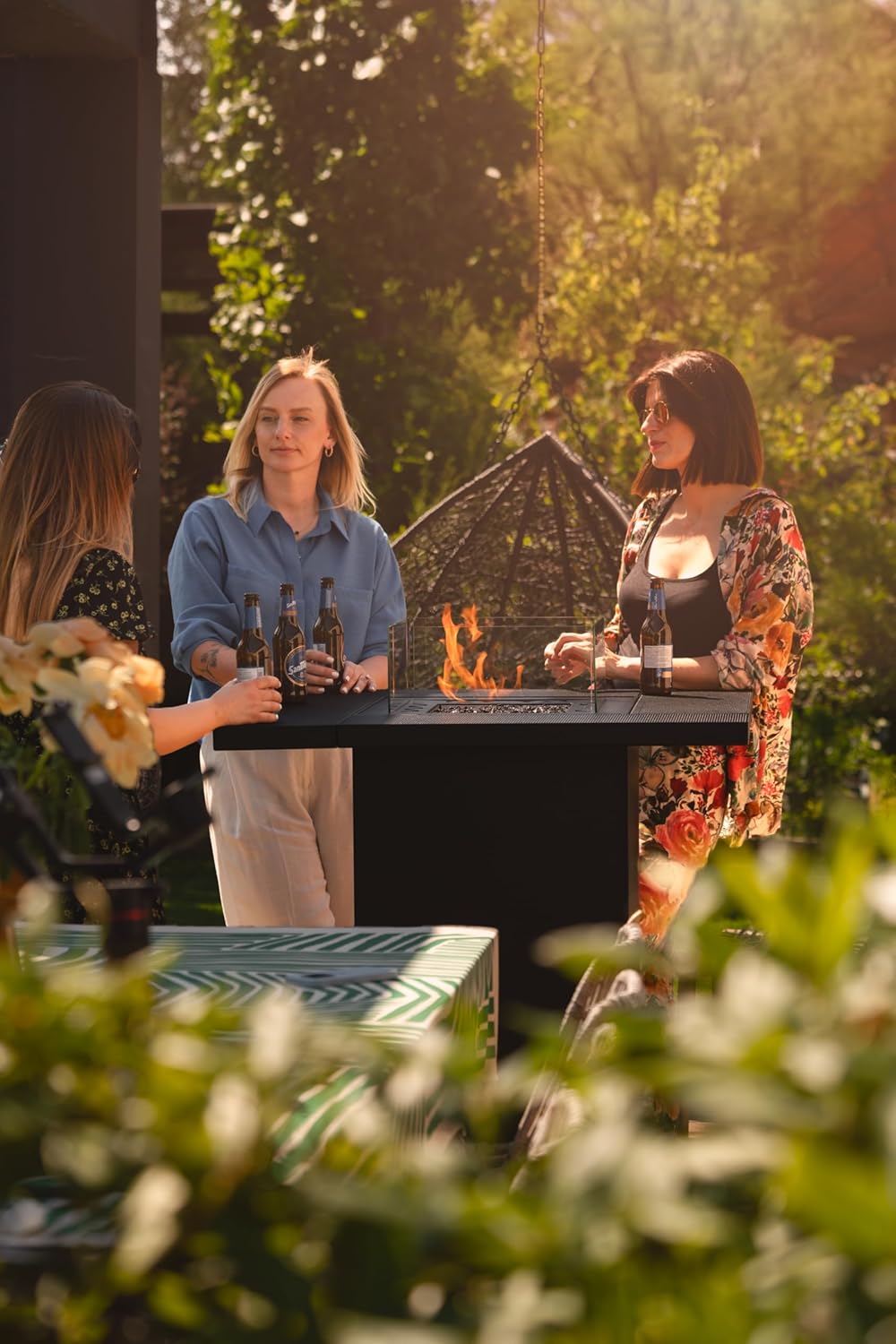 Square Table High mit Gas-Feuerstelle für den Außenbereich – 2-in-1 Feuerstelle & Cocktailtisch mit verstecktem Gasflaschenfach und Schutzabdeckung – Ideal für Terrassen, Restaurants und Außenbereiche