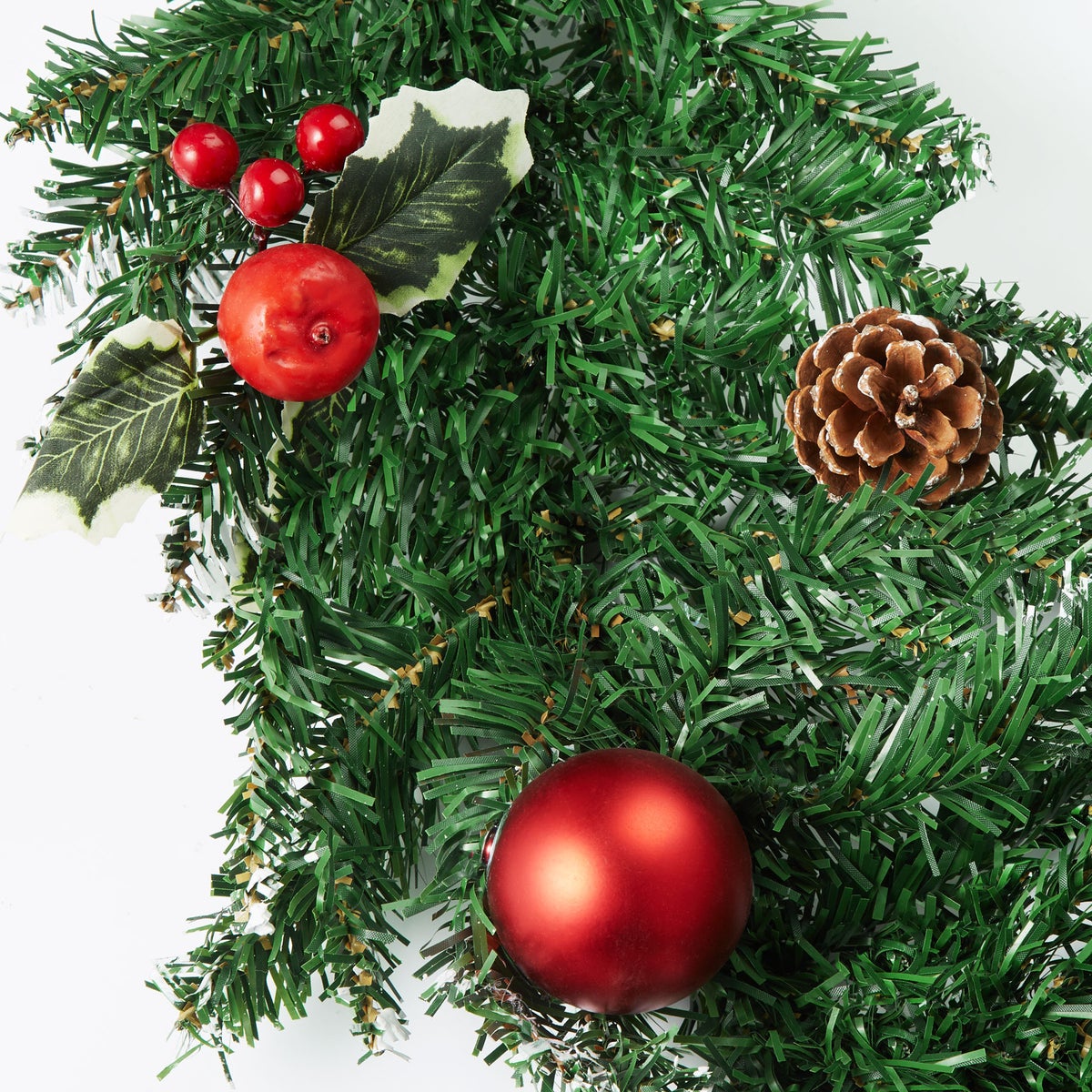Kunstmatige kerstkrans van tectake, met kerstballen, dennenappels en bessen, met lus om op te hangen