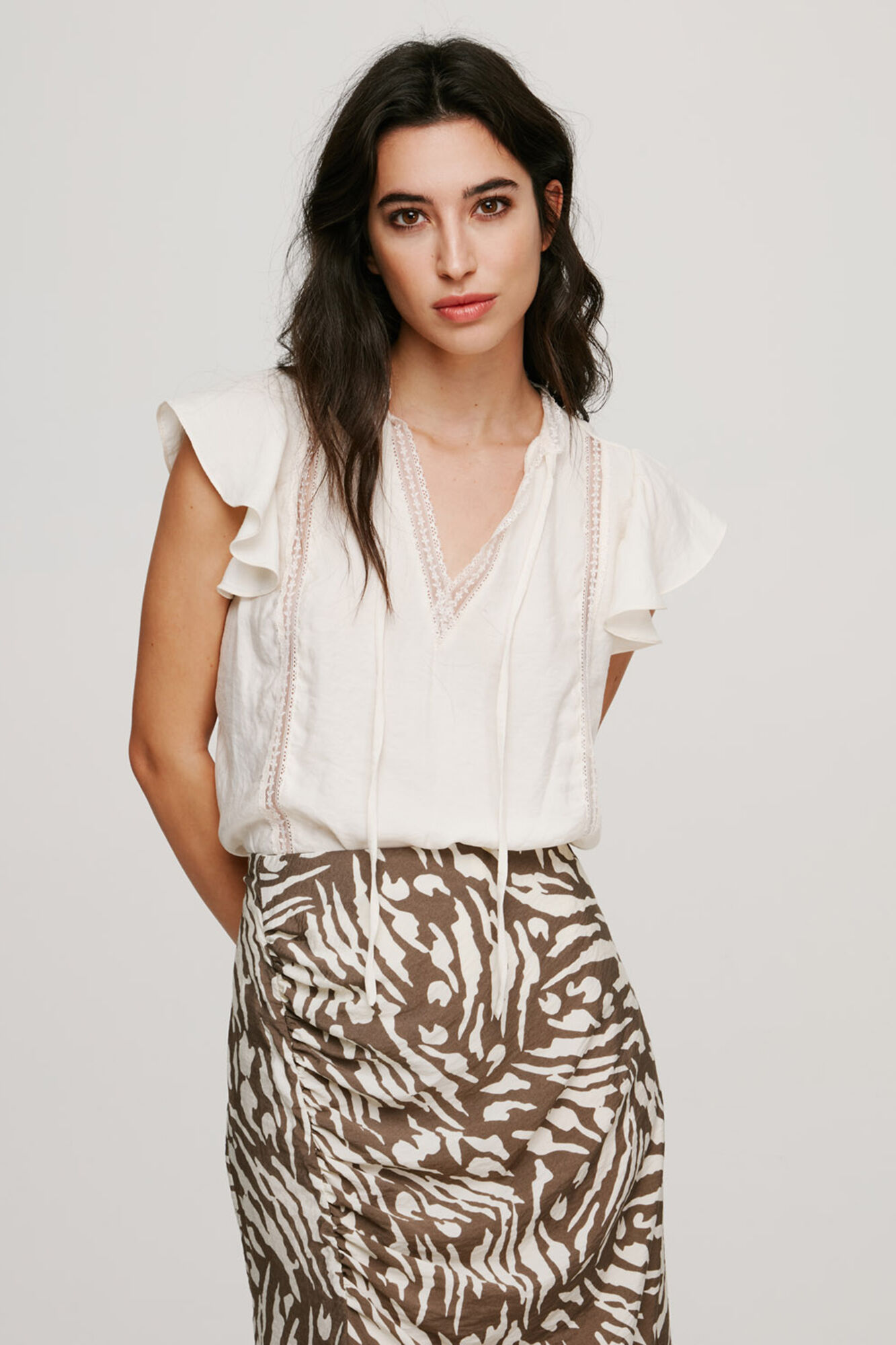 Blusa de manga curta com babados - Cinza