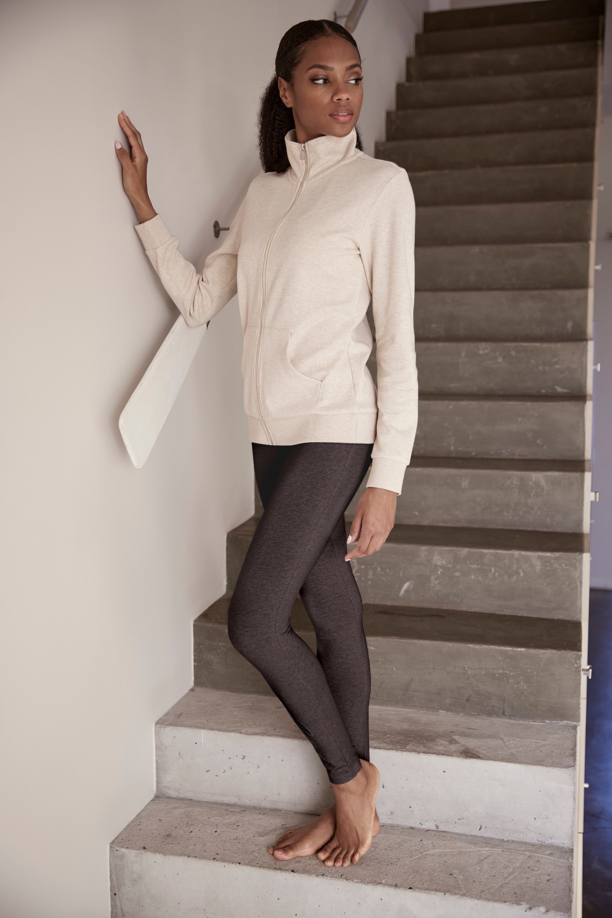 Bench. Loungewear Sweatjacke , mit glänzender Logostickerei am Stehkragen, Loungewear