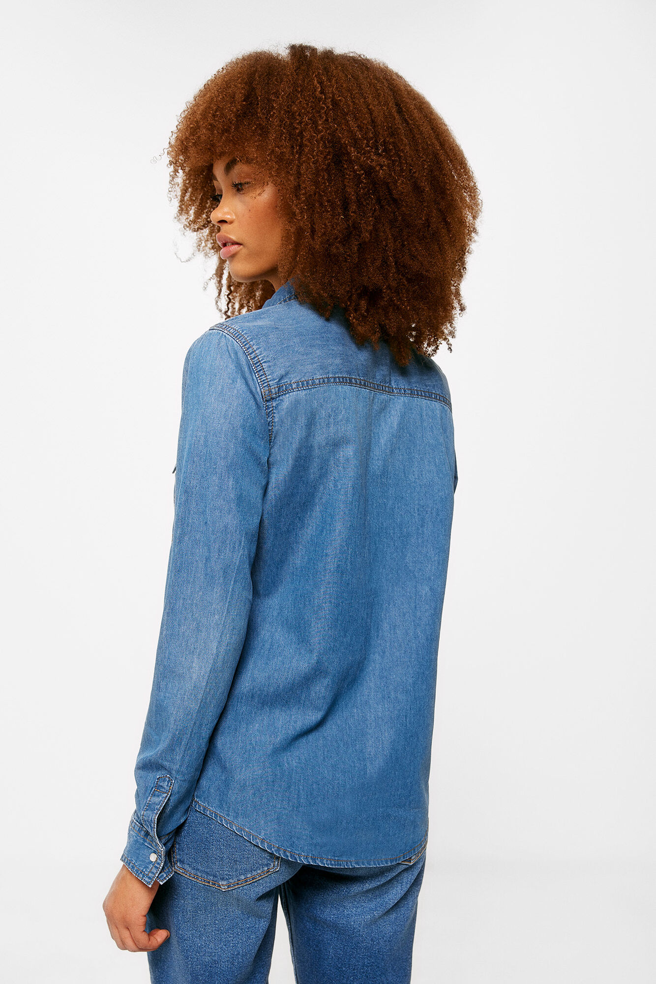 Blusa jeans com bolsos tipo envelope