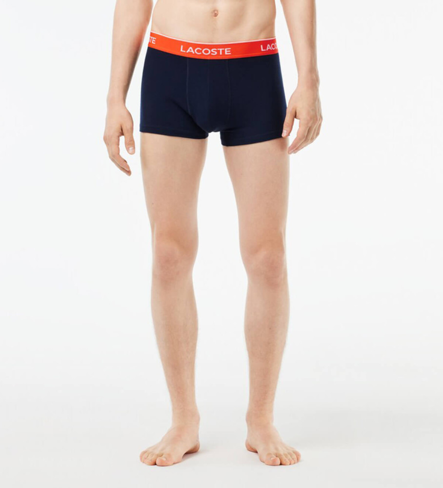 Conjunto de 3 cuecas boxer Lacoste com cós contrastante na cor azul marinho.