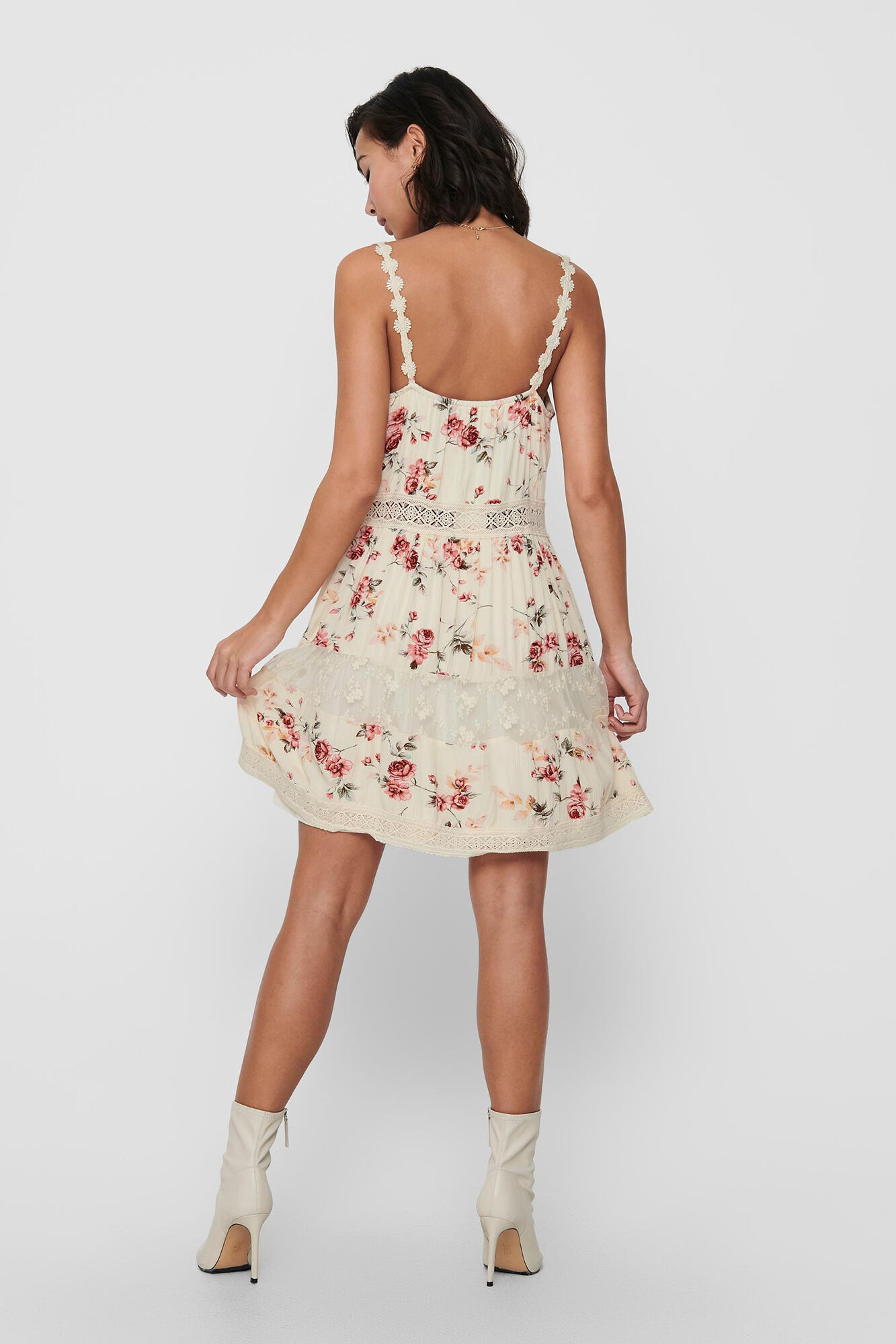 Vestido curto com decote em V