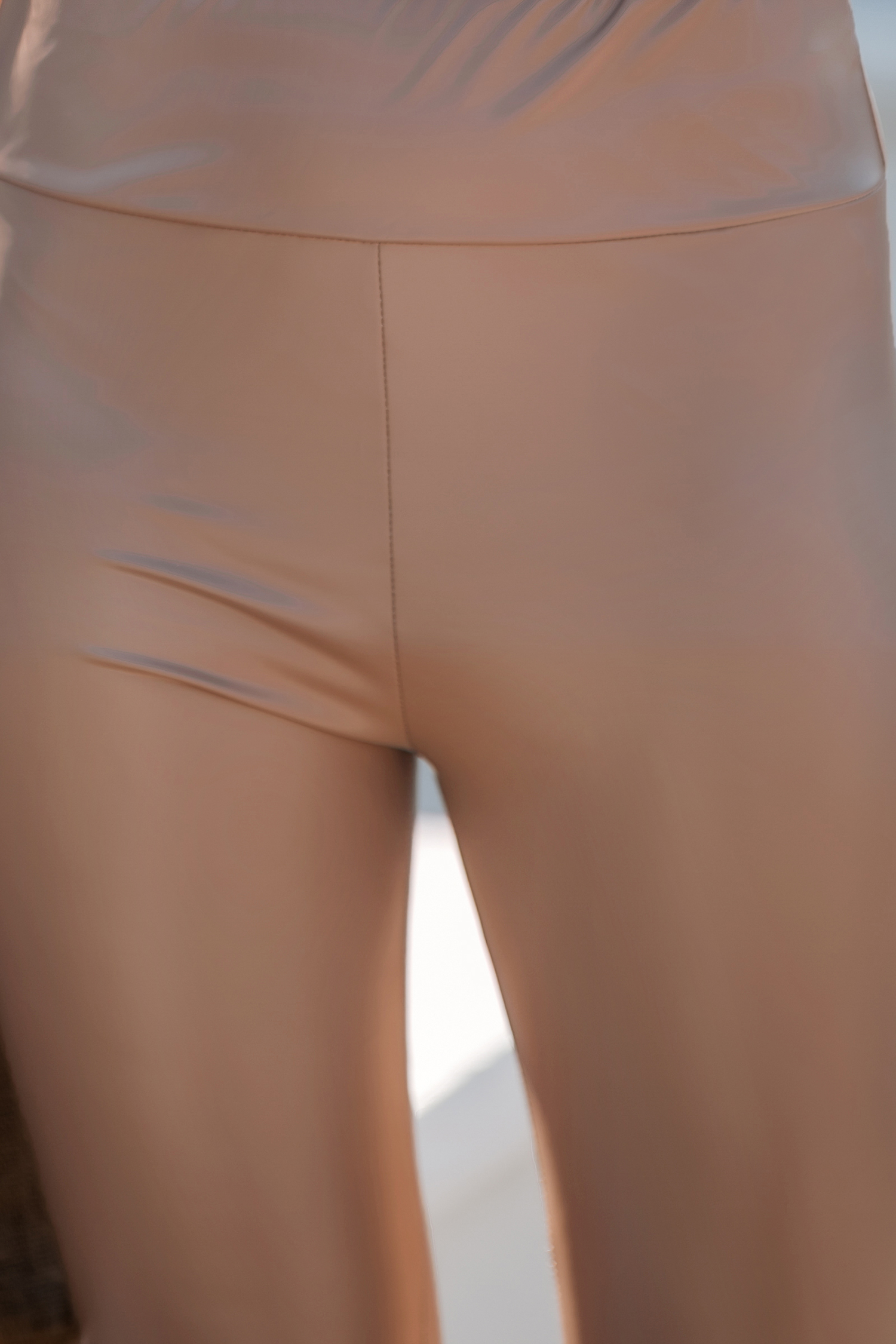 Leggings en cuir vegan beige
