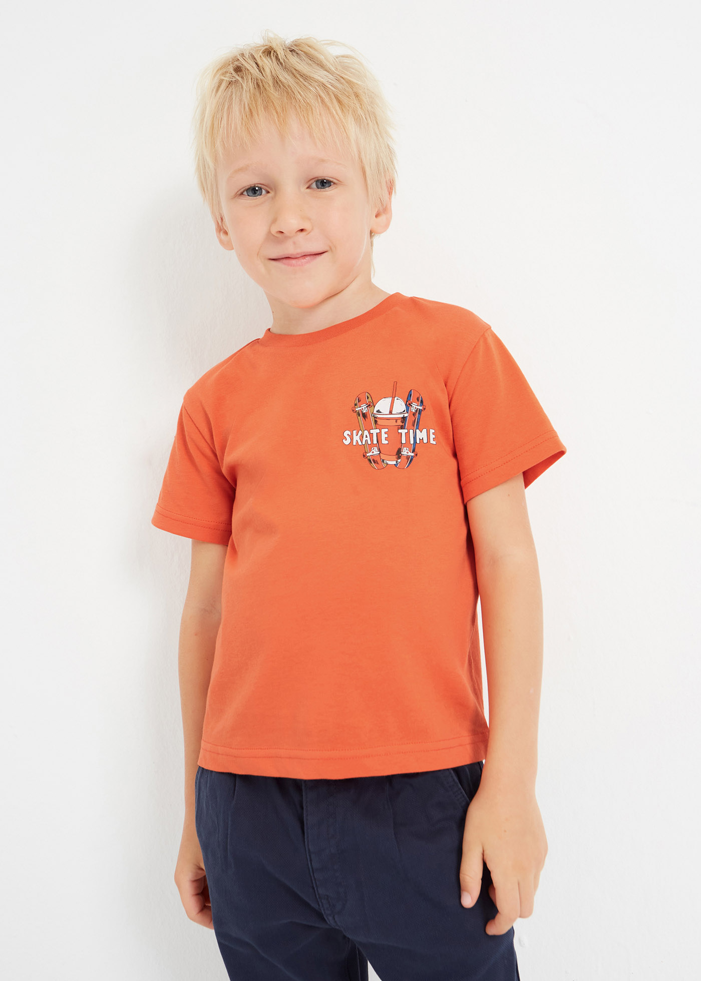Camiseta infantil masculina em algodão sustentável com estampa.