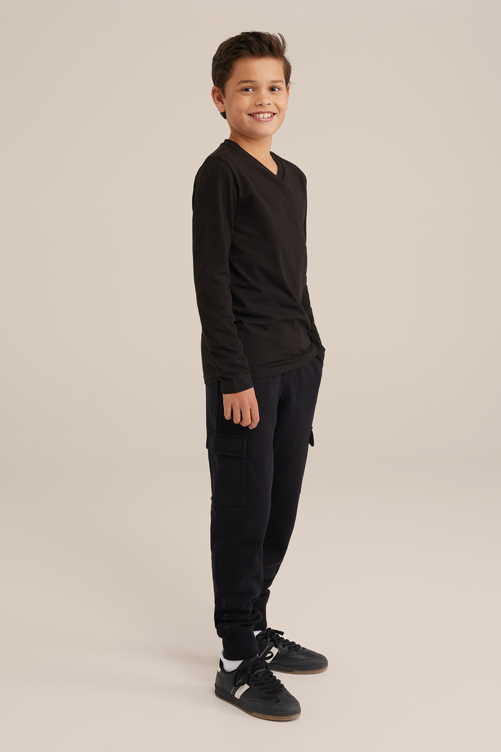 Jongens basic T-shirt met V-hals WE Fashion Zwart