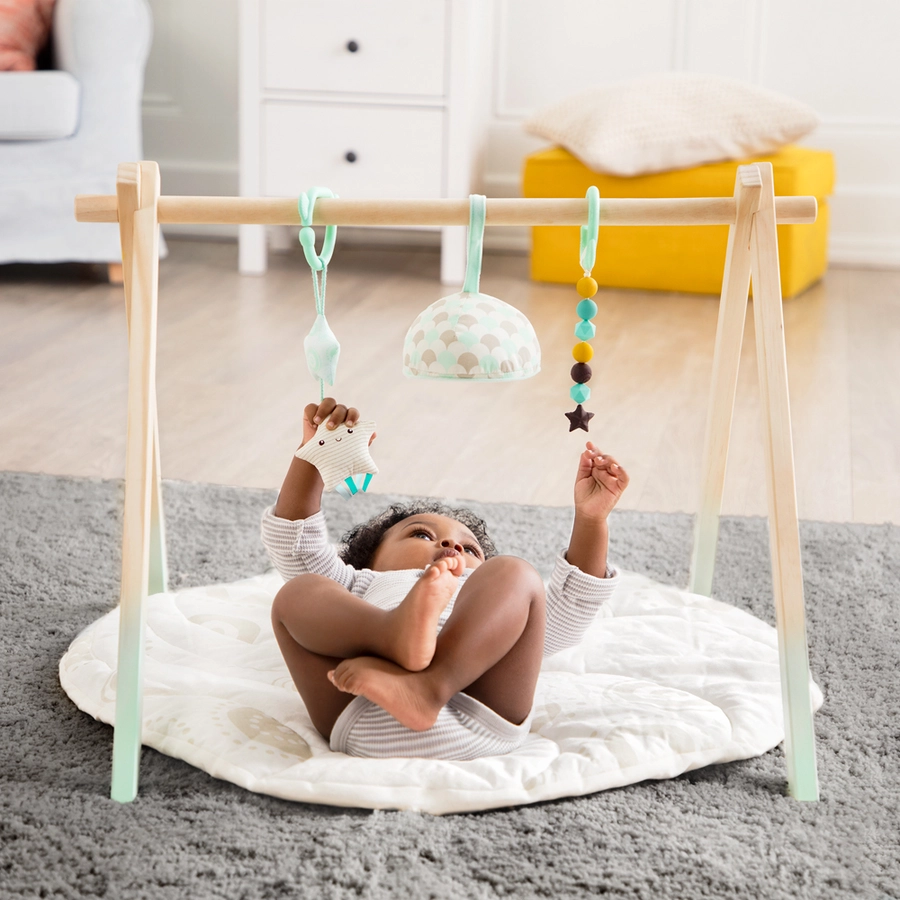 B.TOYS B. Activity Gym aus Holz mit Spieldecke und Stern-Greiflingen Mehrfarbig