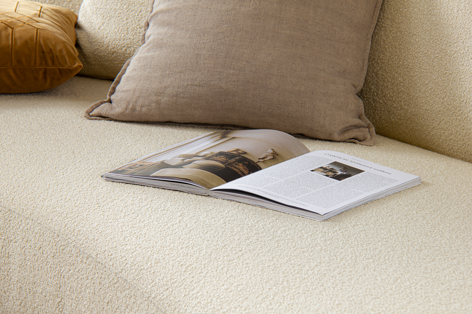 Aria sofa 3-seter. I bouclétekstil Gianni Cream med sorte metallben.