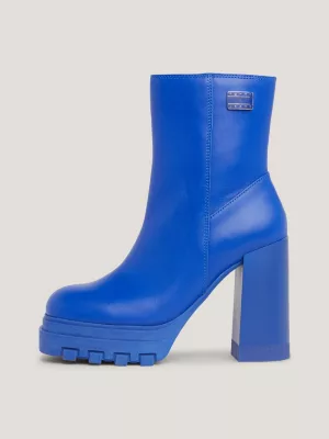 Botas de cano curto com salto bloco e emblema esmaltado