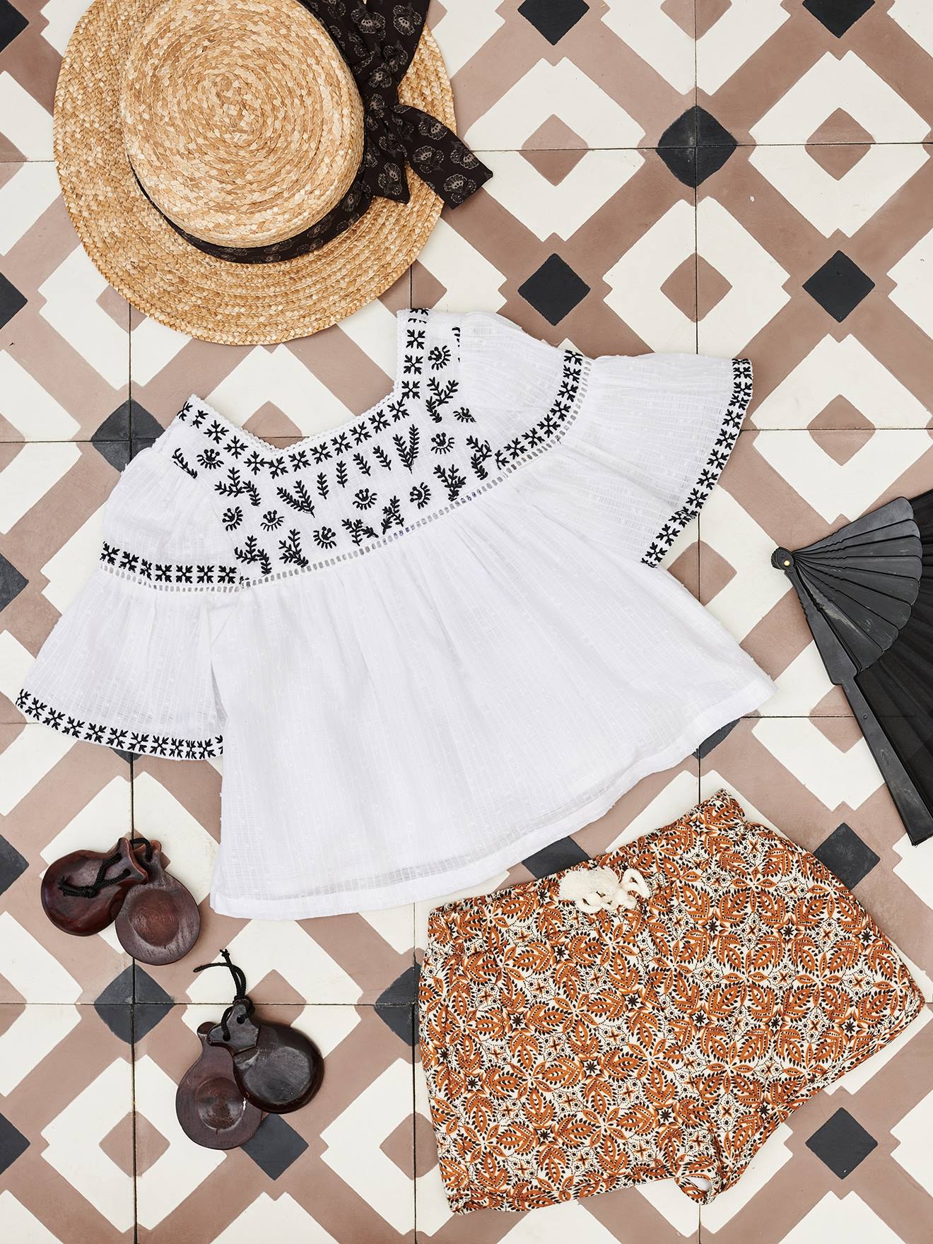 Calções estilo kilt em tom cru com estampa para meninas