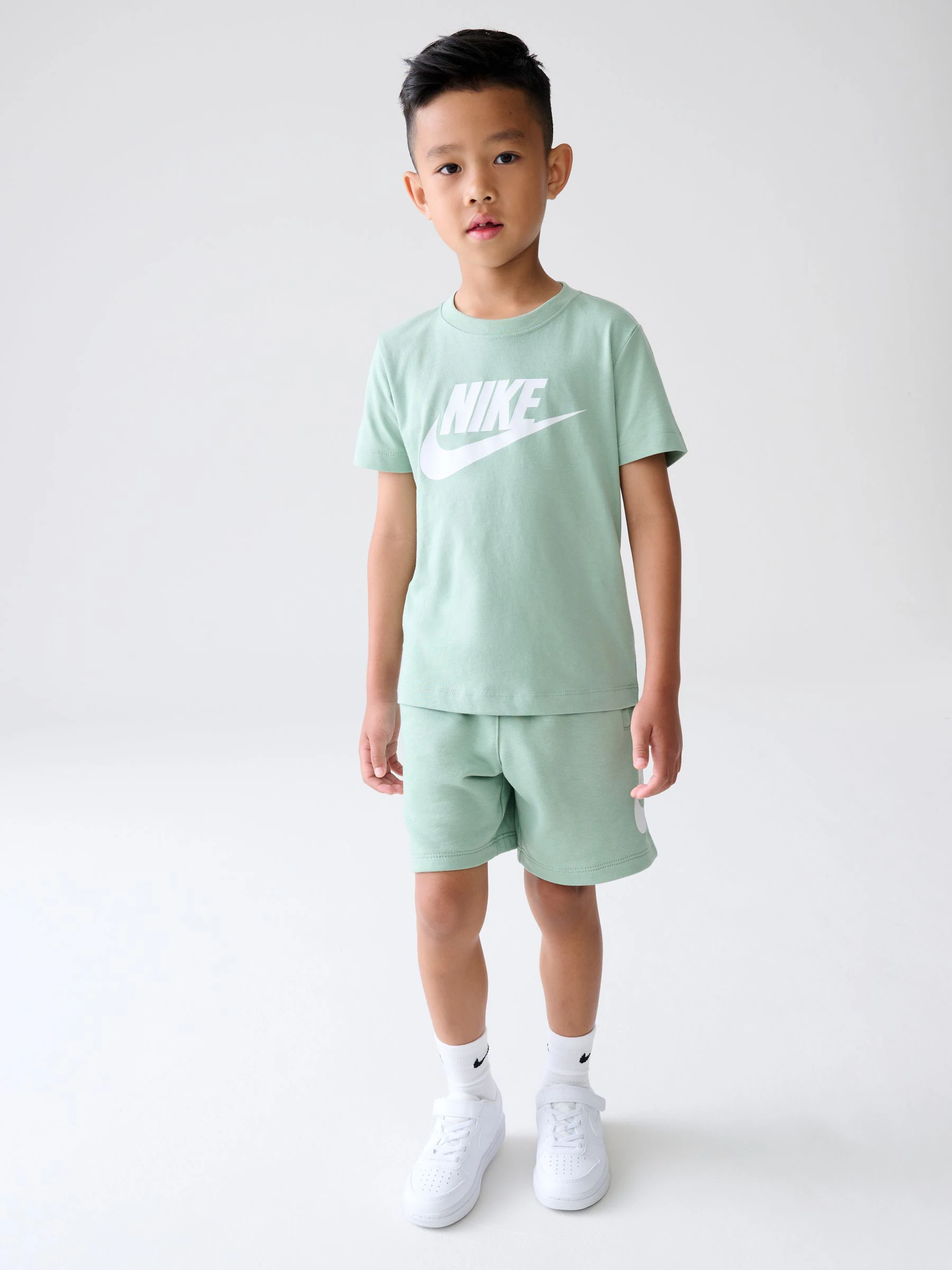 Groen - Nike Little Kids Club set van T-shirt en short