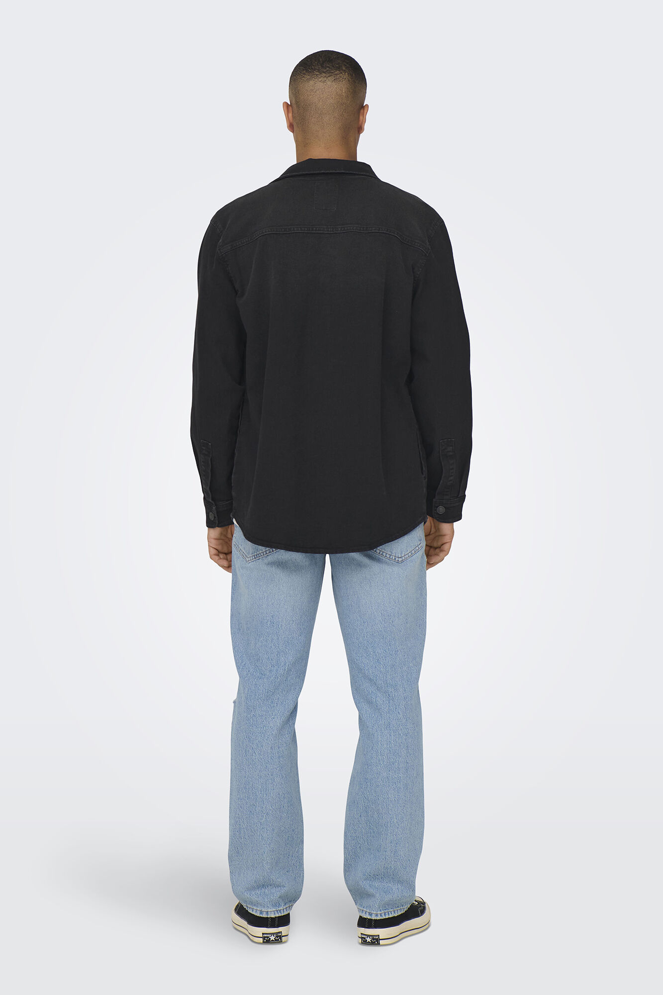 Sobretudo tie-dye em jeans