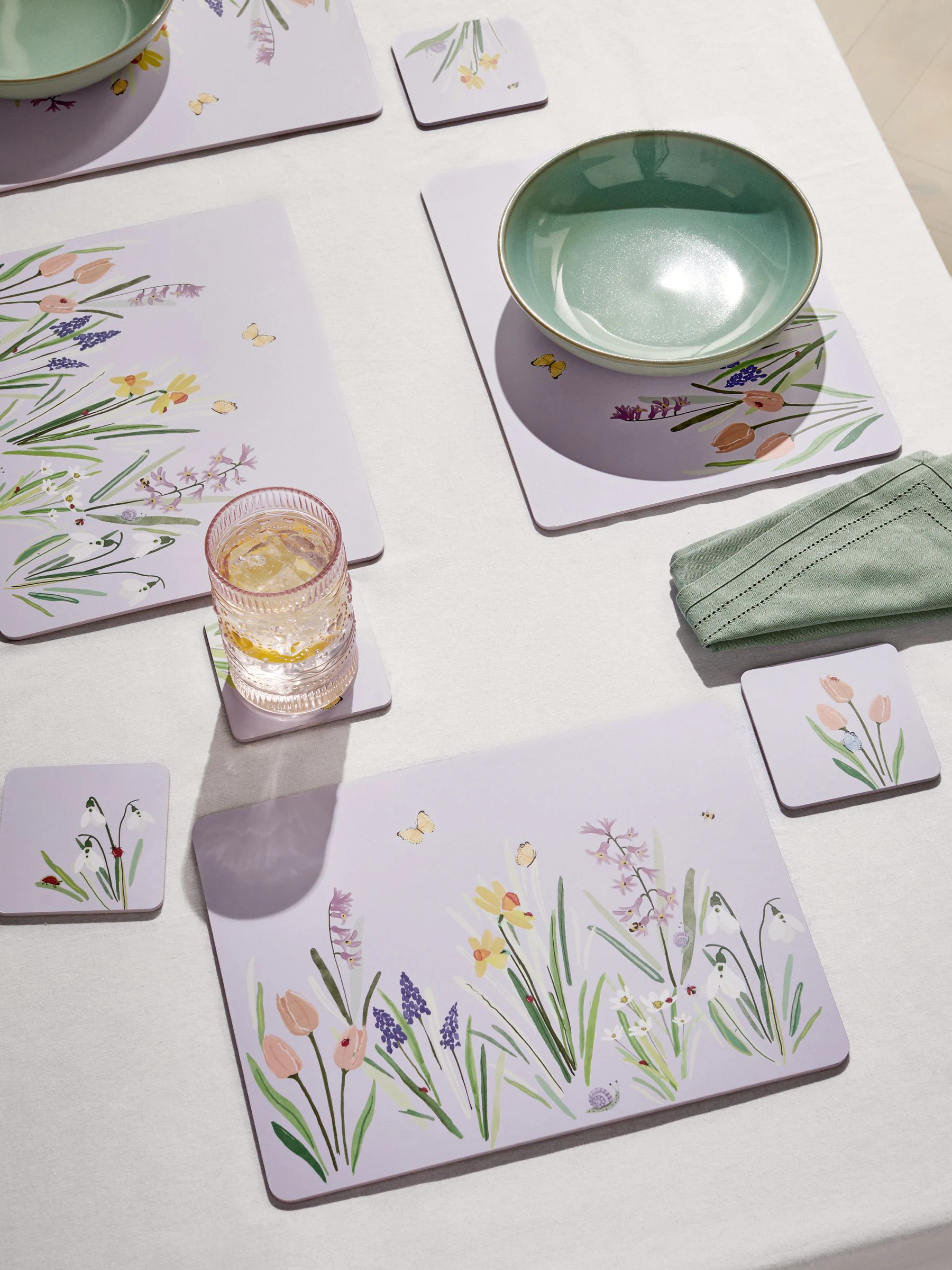 Set van 4 placemats en onderzetters met lila bloemenprint en kurken achterkant
