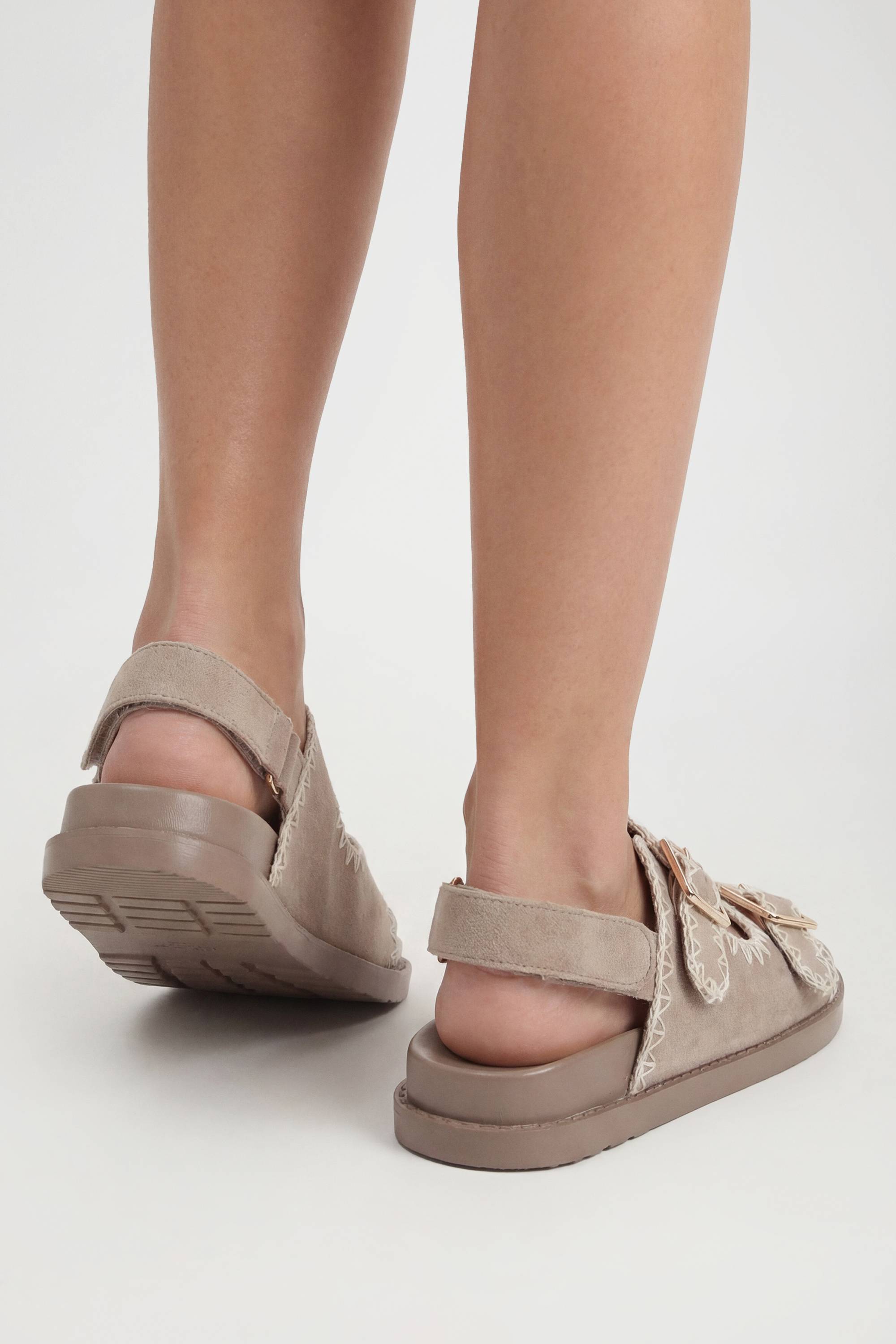 boohoo Sandales En Synthétique À Coutures Contrastées Coupe Large