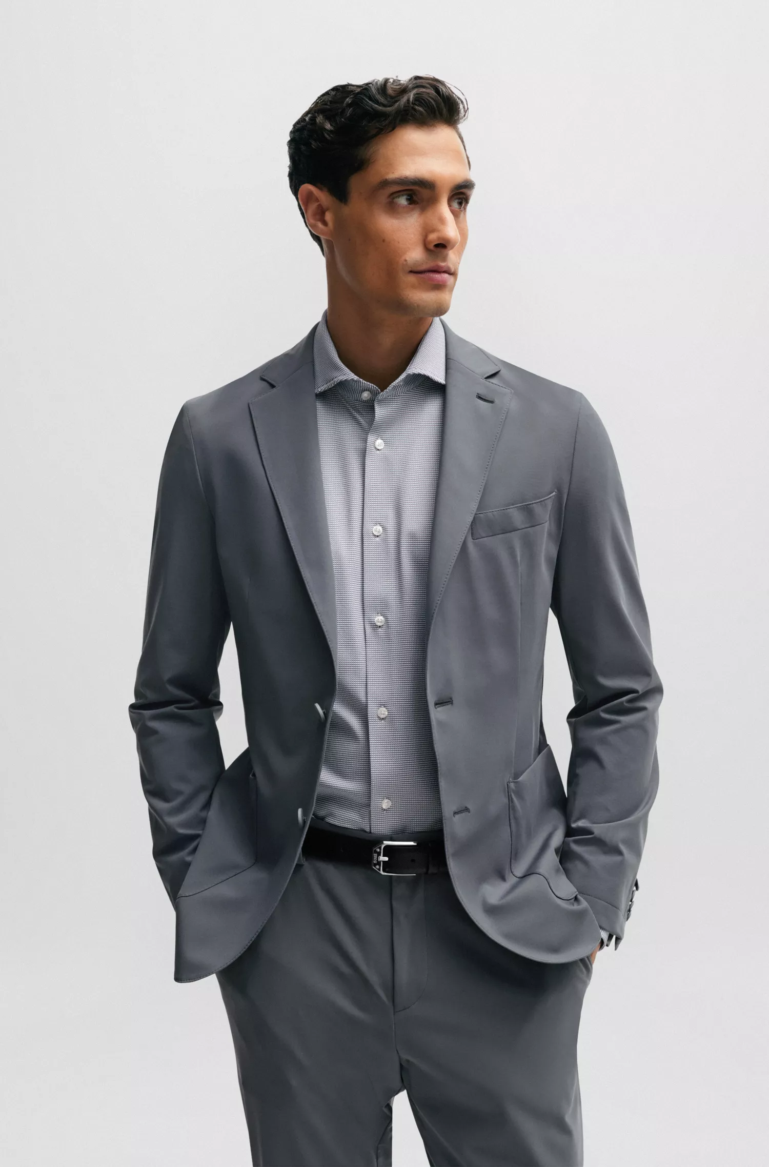 Camisa BOSS preta de corte regular em tecido estruturado de alta performance com elasticidade.