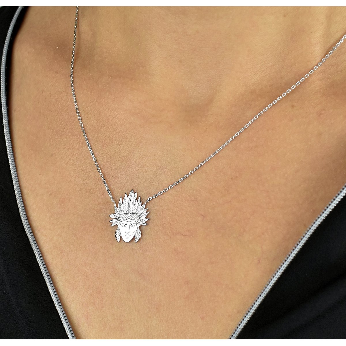 Collier tête d'indien d'Amérique amérindien coiffe plume Argent 925 Rhodié