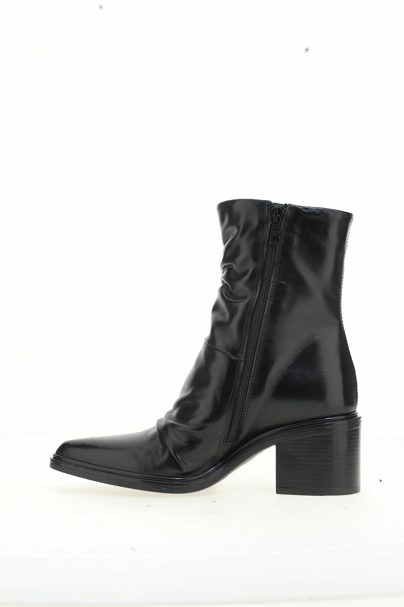 MJUS<br>Botas de cano curto em couro plissado com bico fino