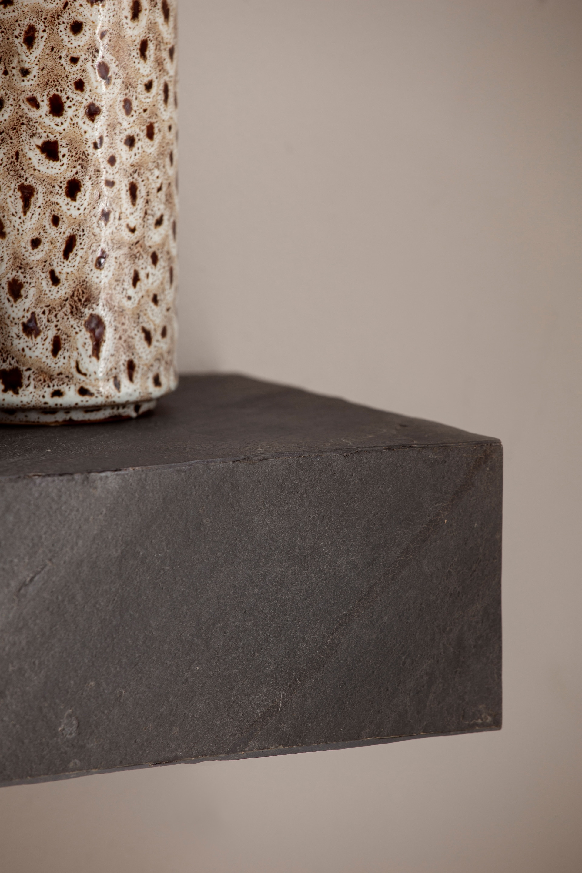 CASAVANTI Wandregal 60x10x20 cm MDF Anthrazit 3D-Steinoptik
