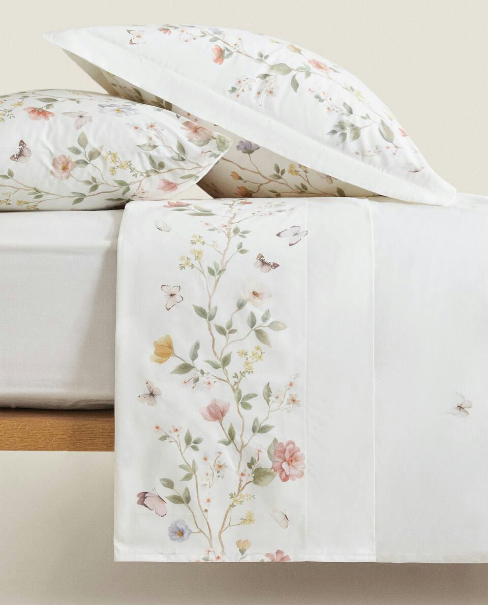 CAPA DE EDREDOM COM ESTAMPA DE FLORES E BORBOLETAS