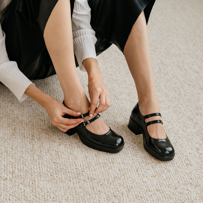 Babies à talons et brides  en cuir brillant noir