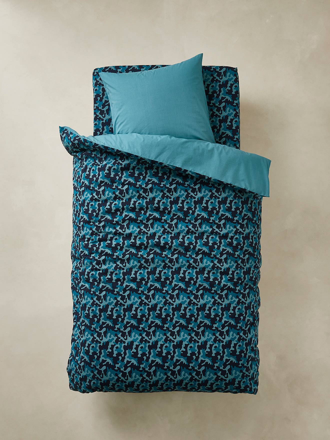 Conjunto de capa de edredom e fronha Tiger em azul médio liso com estampas.
