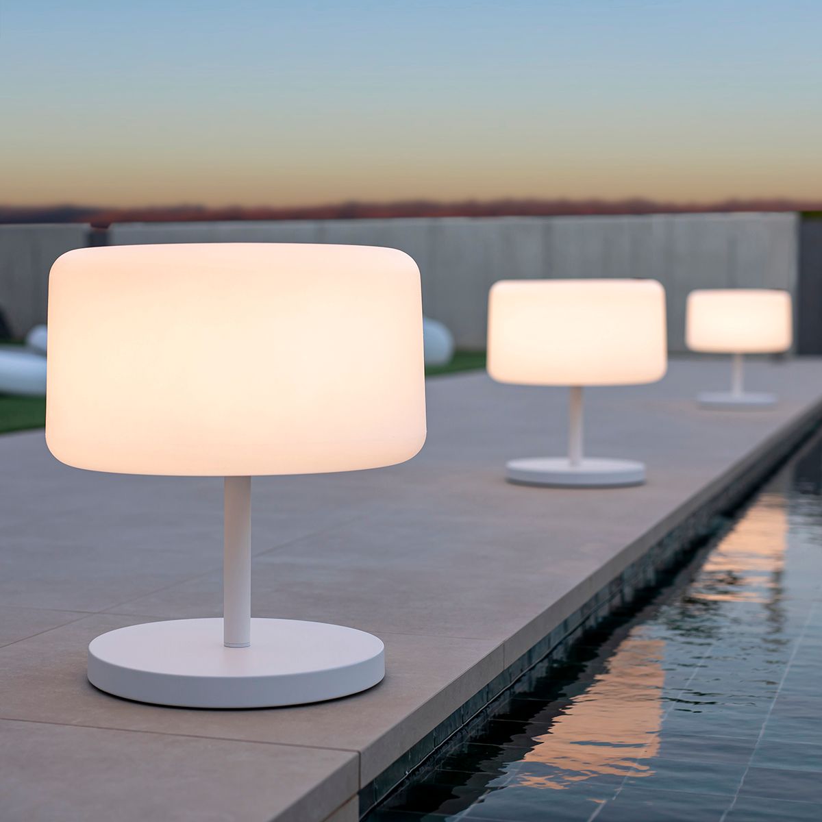 Buiten vloerlamp wit incl. LED dimbaar solar oplaadbaar IP65 - Chloe Plant