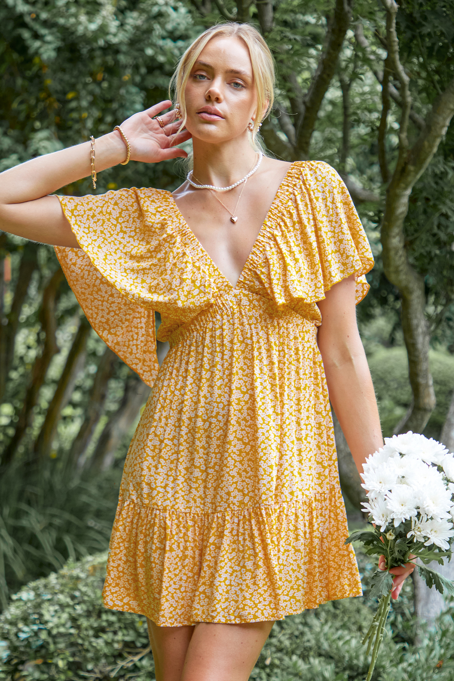 Robe mini fleurie avec ourlet à volants et col plongeant