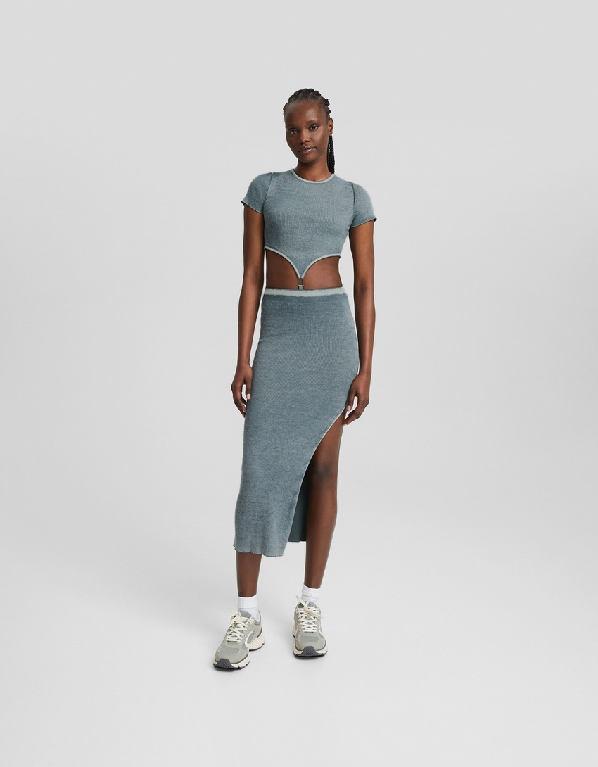 Vestido midi de malha com efeito desbotado e recorte.