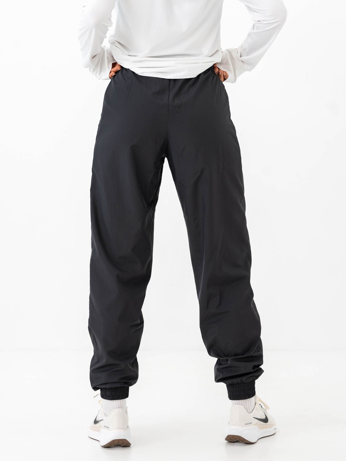 Sportswear Essential Woven Mid-Rise Jogger