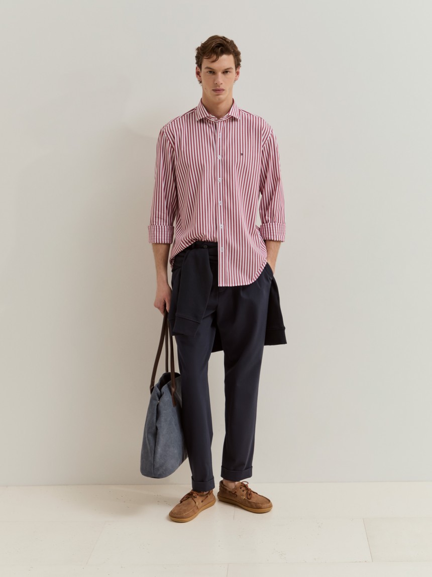 Camisa regular fit às riscas em algodão