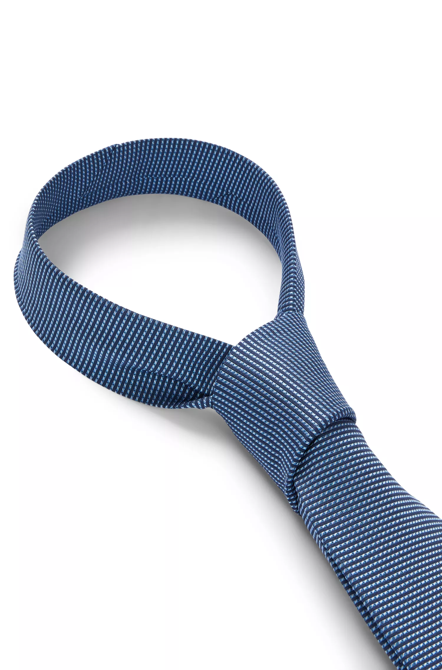 Gravata BOSS preta em jacquard de seda com microestampa por toda a peça.