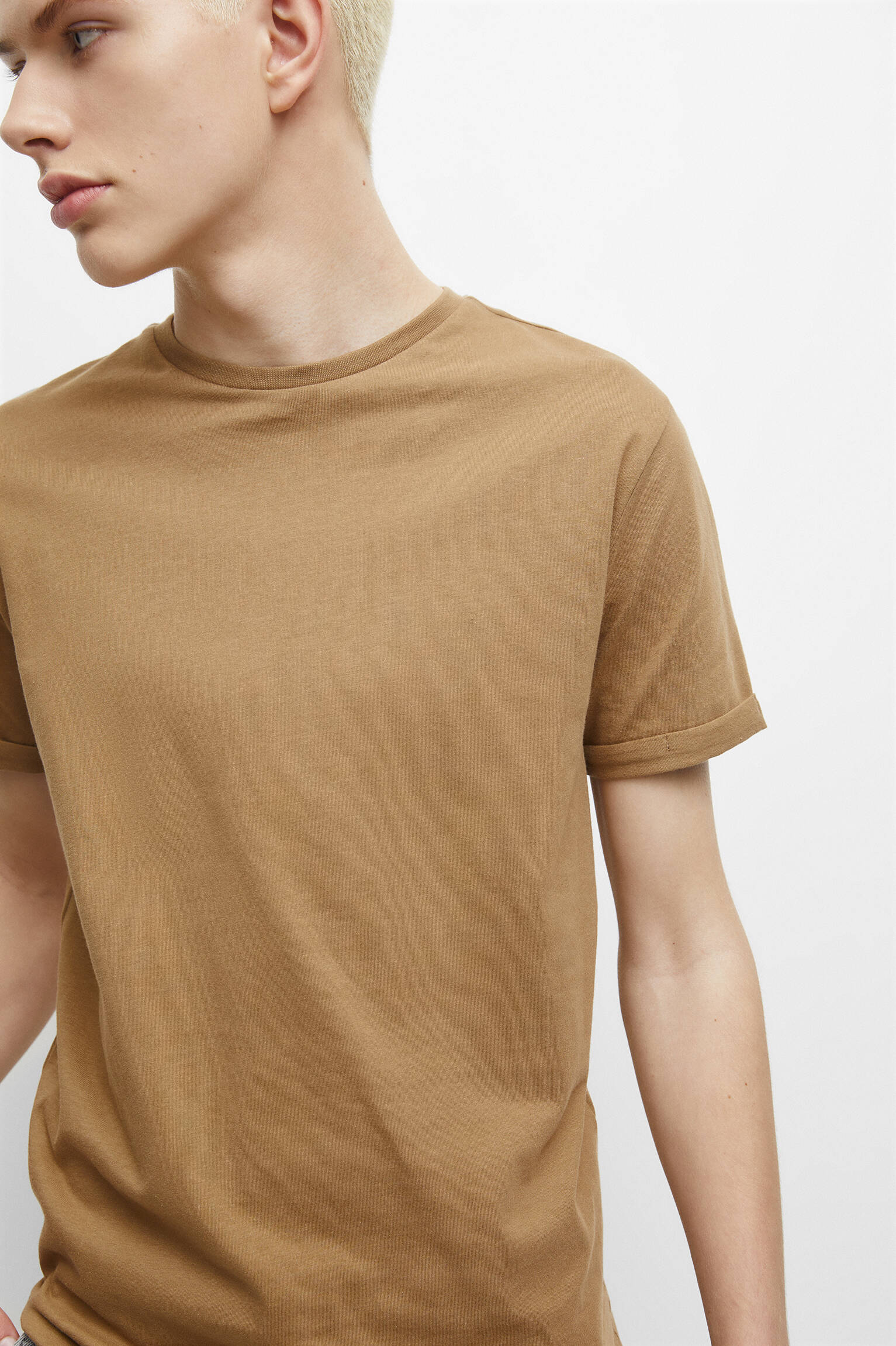 CAMISETA BÁSICA MUSCLE FIT - Cru