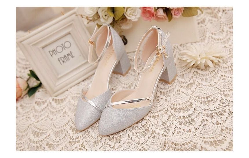 Terute - Puntige neus met blokhak en enkelbandje, glitter D'Orsay pumps