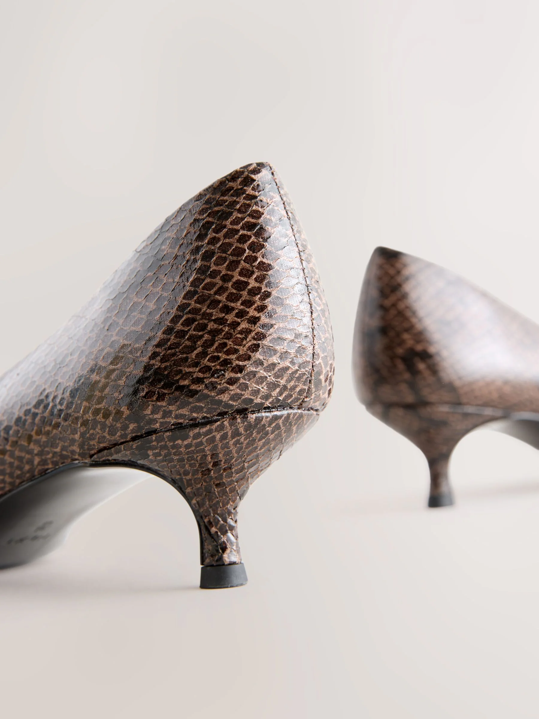 Chocoladebruin - Puntige lage naaldhakken schoenen