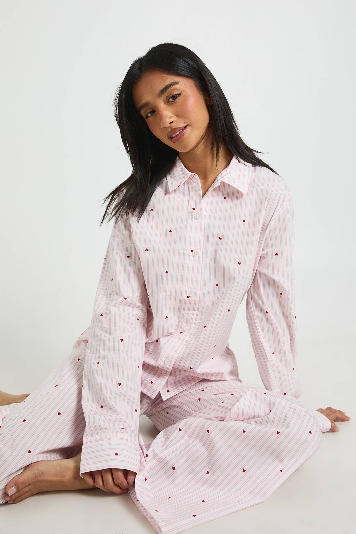boohoo Ensemble Pyjama Petite Chemise Et Pantalon À Manches Longues En Popeline De Coton À Rayures Fines Et Motif Cœurs