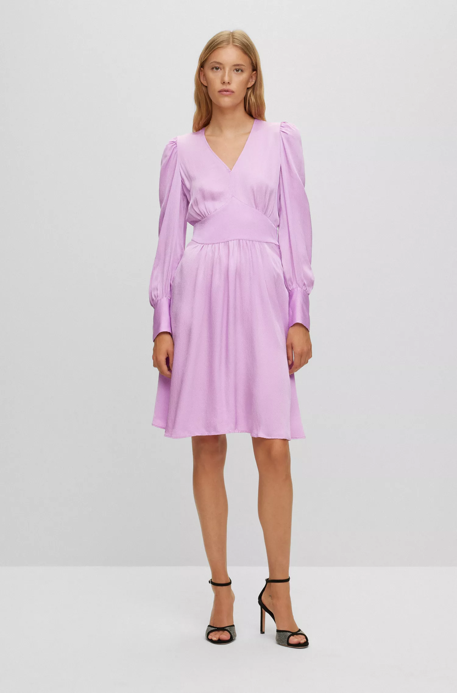 Vestido BOSS laranja de mangas compridas em cetim martelado com decote em V.