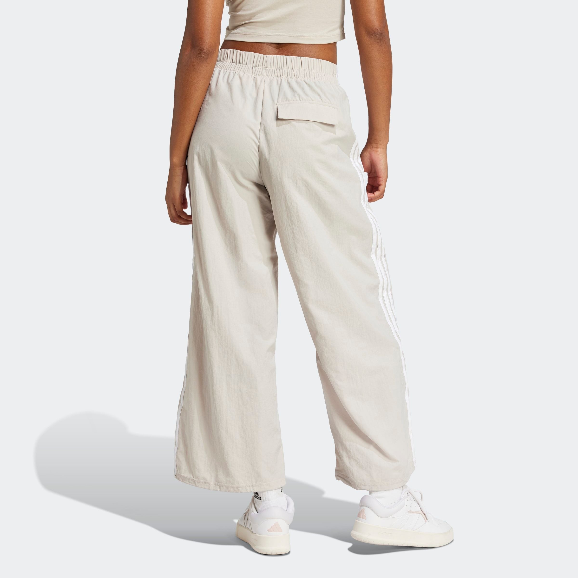 adidas Sportswear Sporthose »ESSENTIALS 3-STREIFEN LIFESTYLE WOVEN PARACHUTE«  Fallschirmhose, locker geschnitten, mit weitem Bein