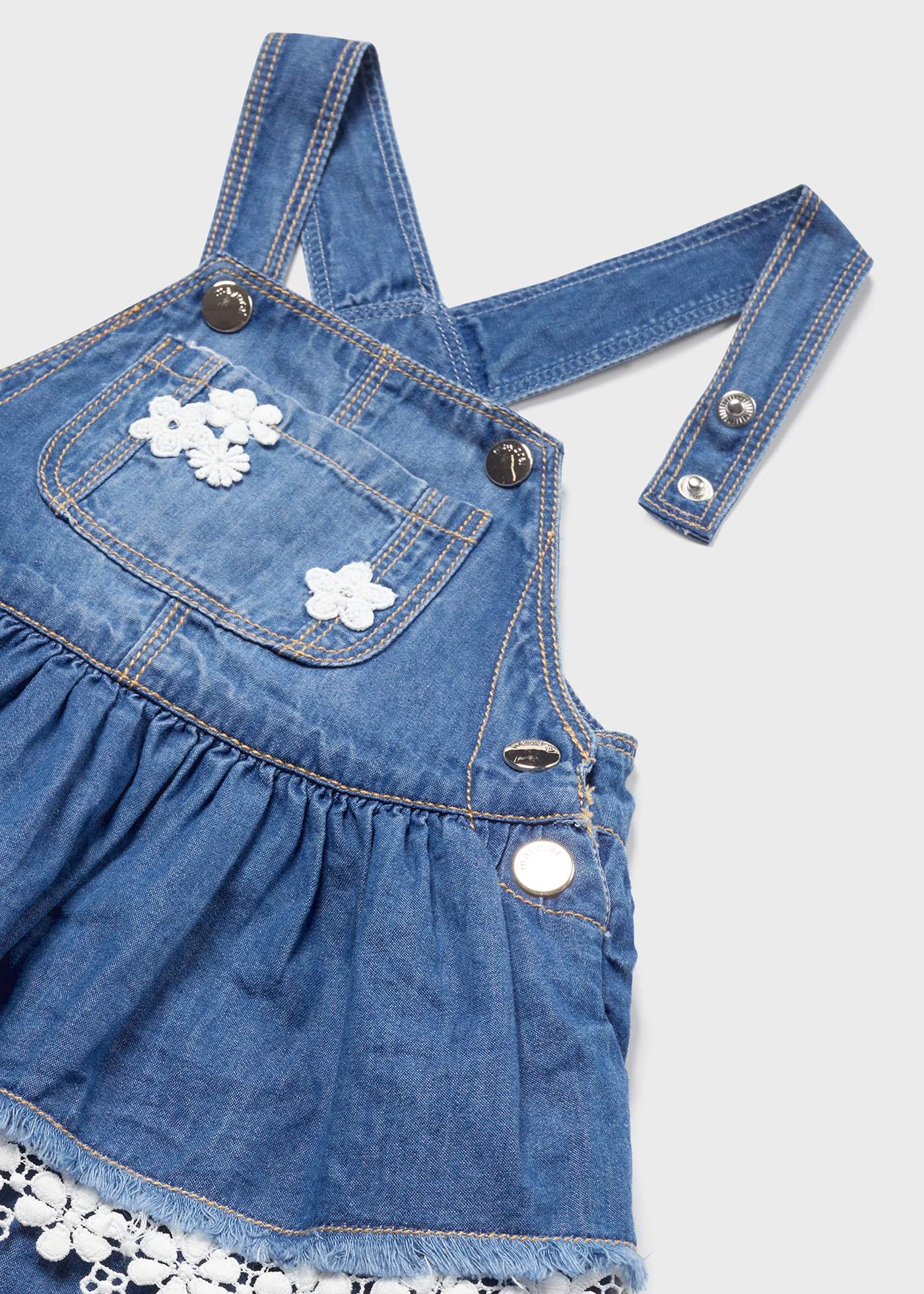 Conjunto de duas peças com jardineira jeans de algodão para bebê